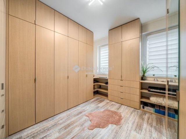 Eladó családi ház, Szigetszentmiklóson 119.9 M Ft, 4 szobás
