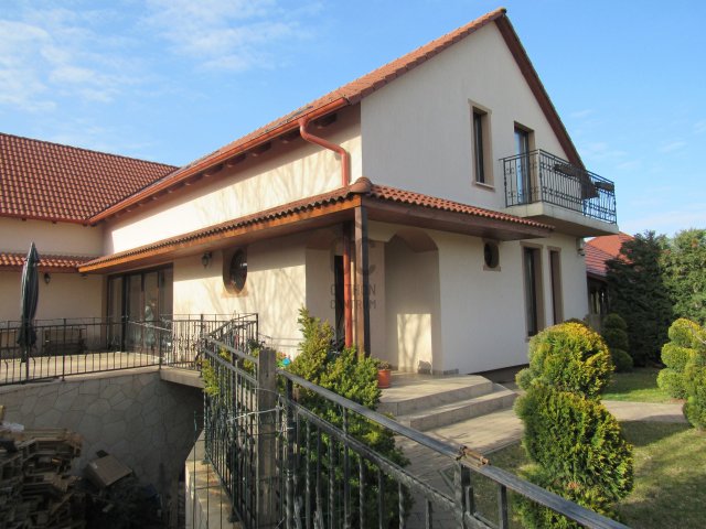Eladó családi ház, Cegléden 195 M Ft, 7 szobás
