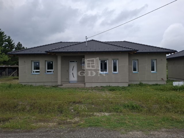 Eladó családi ház, Szigetbecsén 79.9 M Ft, 5 szobás