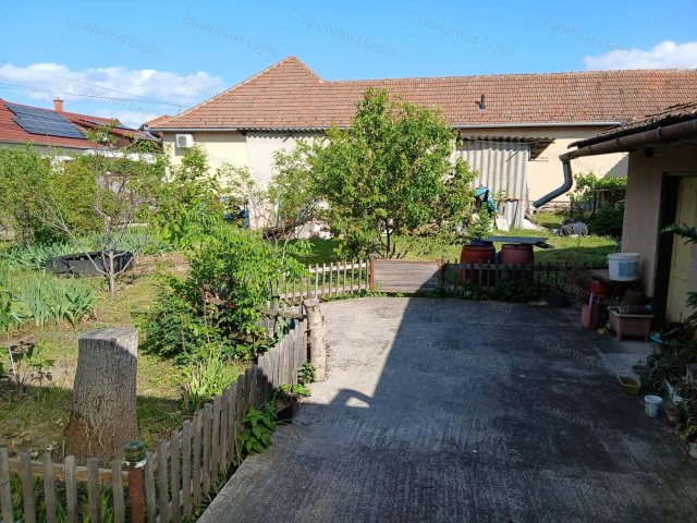 Eladó családi ház, Cegléden 49.9 M Ft, 4 szobás