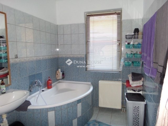 Eladó családi ház, Pécsett 85 M Ft, 4 szobás