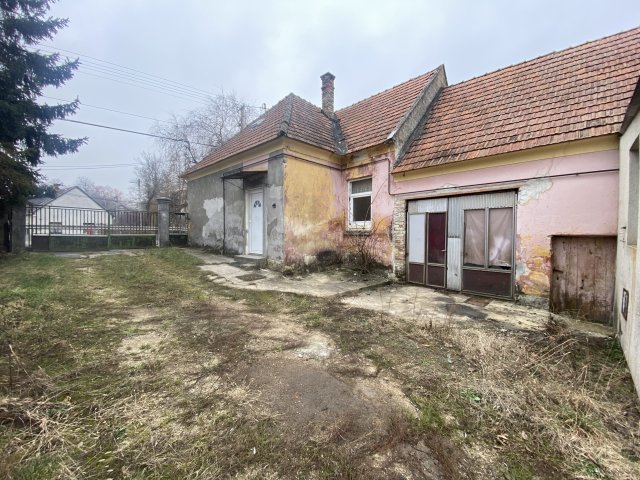 Eladó családi ház, Veszprémben 36.9 M Ft, 2 szobás