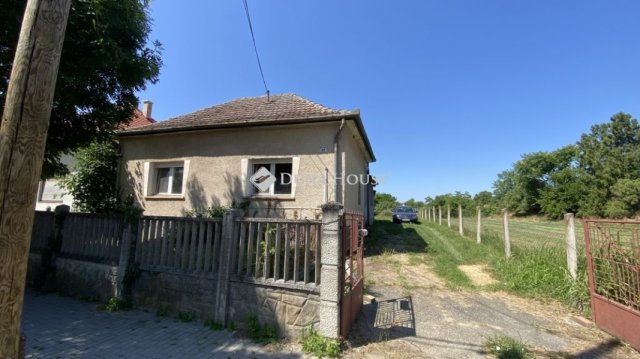 Eladó családi ház, Szigetbecsén 33.8 M Ft, 2 szobás