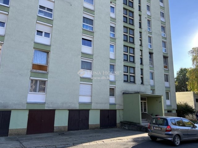 Kiadó panellakás, albérlet, Pécsett 135 E Ft / hó, 3 szobás