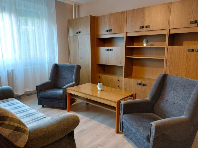 Kiadó panellakás, albérlet, Szolnokon 100 E Ft / hó, 1 szobás