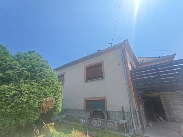 Eladó családi ház, Komlón 34.9 M Ft, 3 szobás