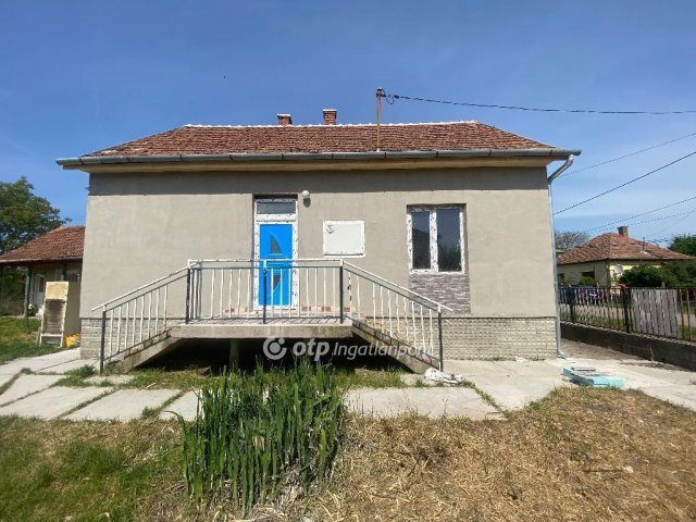 Eladó családi ház, Újszászon 23 M Ft, 2 szobás