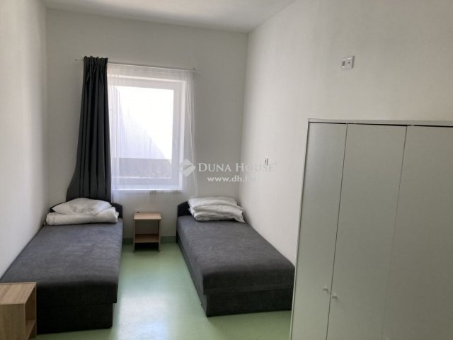 Eladó családi ház, Esztergomban 665 M Ft, 46 szobás