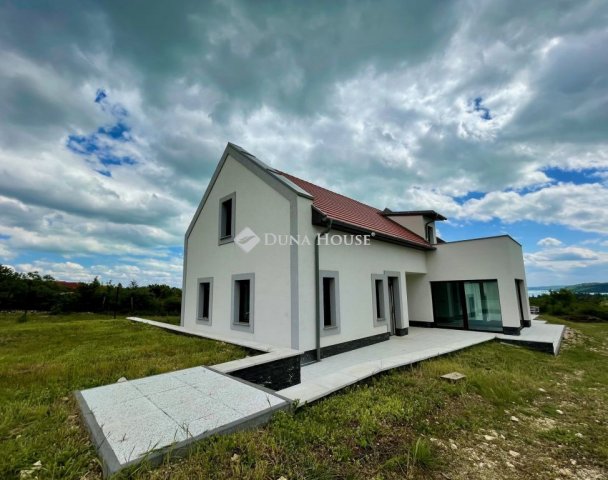 Eladó ikerház, Balatonfüreden 239 M Ft, 5 szobás