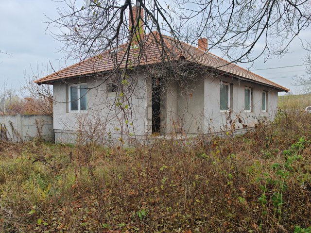 Eladó családi ház, Esztergomban 39.99 M Ft, 2 szobás