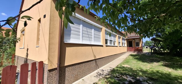 Eladó családi ház, Szabadiban 34.9 M Ft, 3 szobás