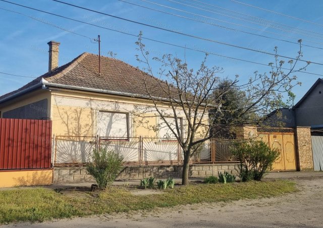 Eladó családi ház, Cegléden 42 M Ft, 4 szobás