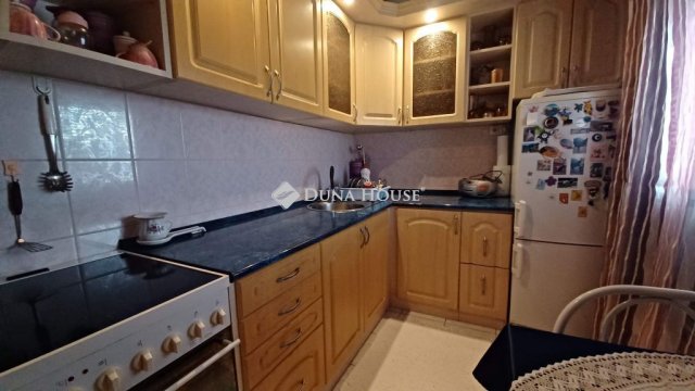 Kiadó panellakás, albérlet, Pécsett 140 E Ft / hó, 3 szobás