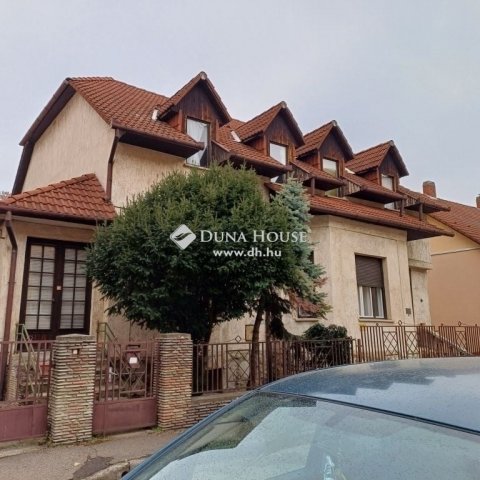 Eladó ikerház, Pécsett 66 M Ft, 4 szobás / költözzbe.hu