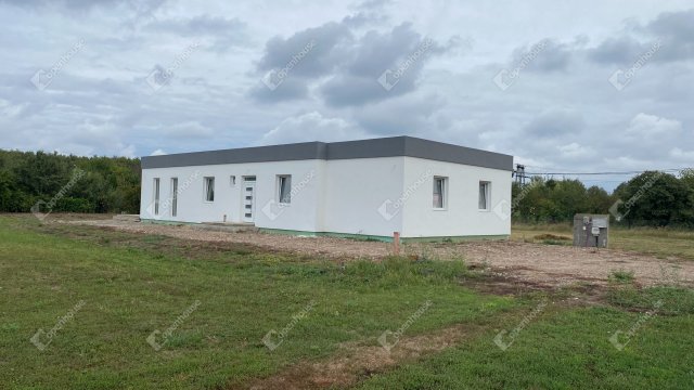 Eladó családi ház, Tiszaújvárosban 95 M Ft, 5 szobás