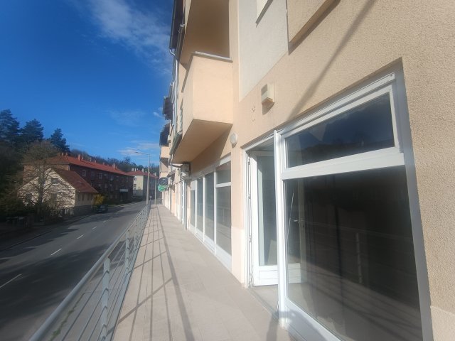 Eladó üzlethelyiség, Komlón, Berek utcában 25 M Ft