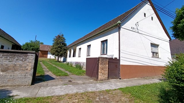 Eladó családi ház, Majson 16.8 M Ft, 4 szobás