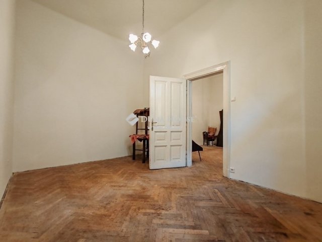 Eladó téglalakás, Budapesten, VI. kerületben 67.9 M Ft, 2 szobás