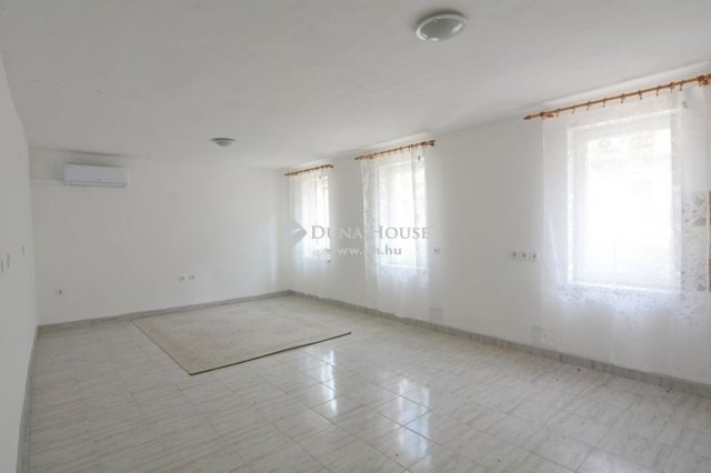 Eladó családi ház, Kecskeméten 80 M Ft, 8 szobás