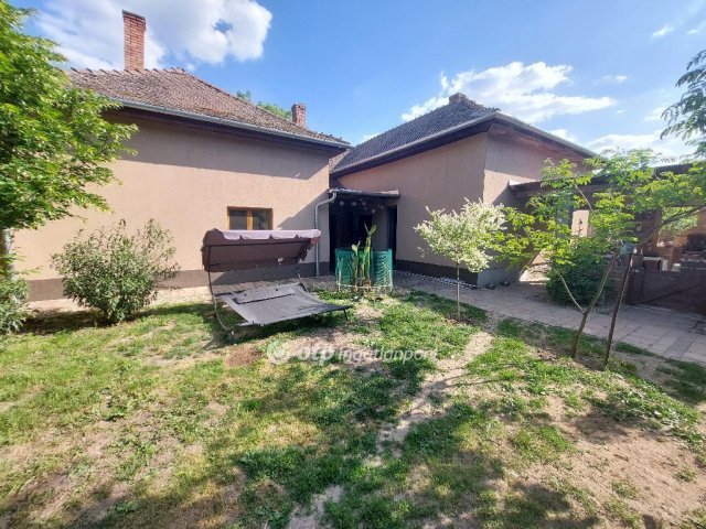 Eladó családi ház, Szentesen 54 M Ft, 4 szobás