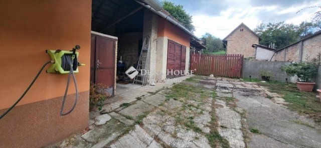 Eladó családi ház, Vácegresen 75 M Ft, 5 szobás