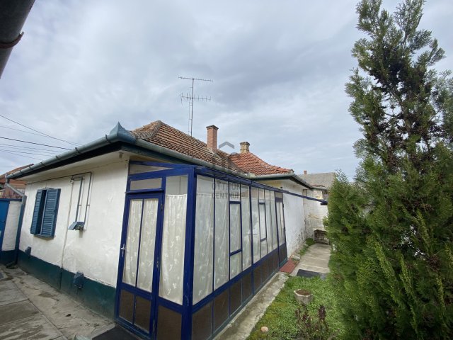 Eladó családi ház, Cegléden 29.9 M Ft, 2 szobás