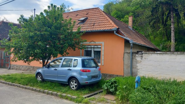 Eladó családi ház, Szekszárdon 39.9 M Ft, 6 szobás