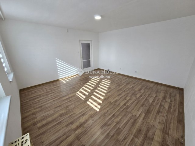 Eladó panellakás, Veszprémben 29.9 M Ft, 2 szobás