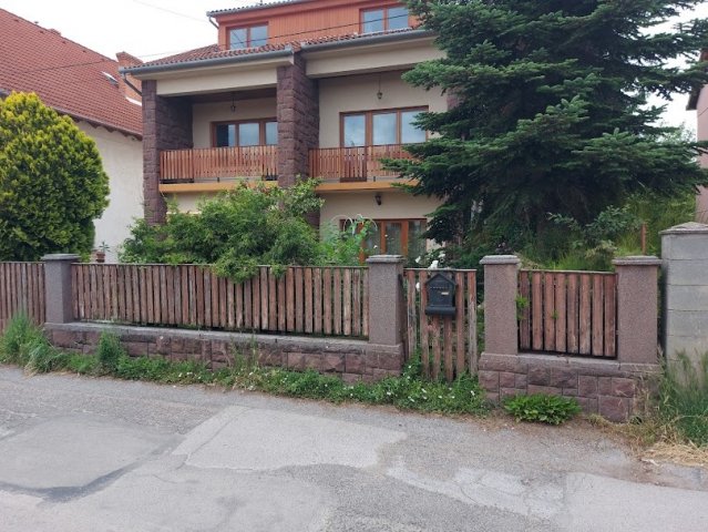Eladó családi ház, Pécsett 92.9 M Ft, 7 szobás