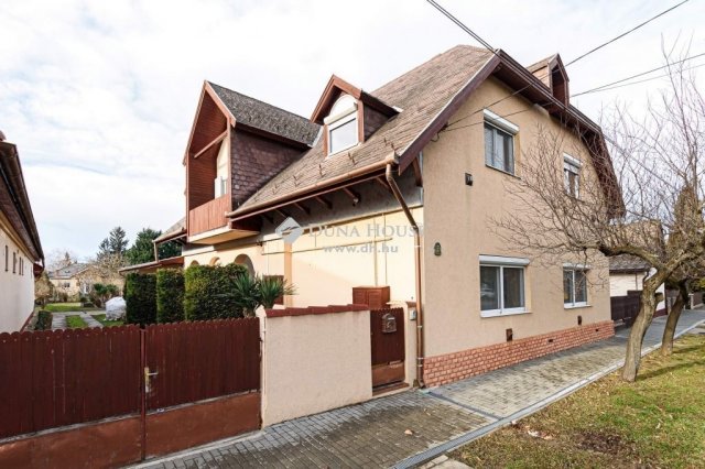 Eladó családi ház, Balatonlelleén 139.99 M Ft, 11 szobás