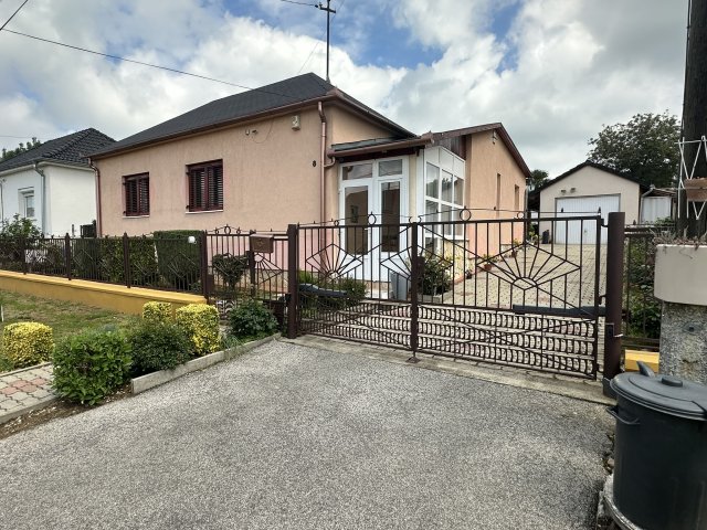 Eladó családi ház, Komlón 67 M Ft, 3 szobás