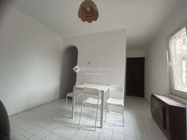 Eladó családi ház, Mendén 89.9 M Ft, 8 szobás