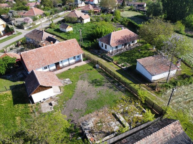 Eladó családi ház, Átányon 13.9 M Ft, 2 szobás