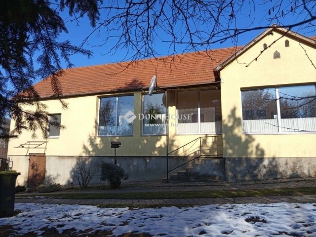 Eladó családi ház, Komlón 28.9 M Ft, 1 szobás