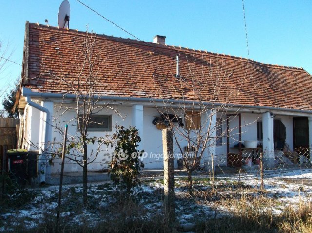 Eladó családi ház, Atkáron 15 M Ft, 1+1 szobás