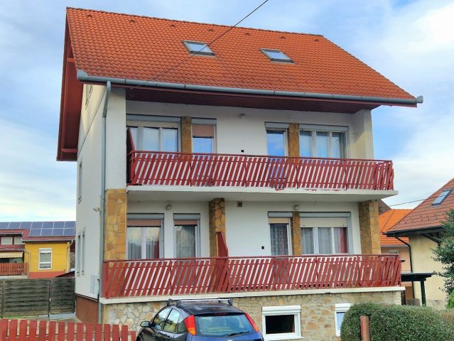 Eladó családi ház, Hévízen 109 M Ft, 6 szobás