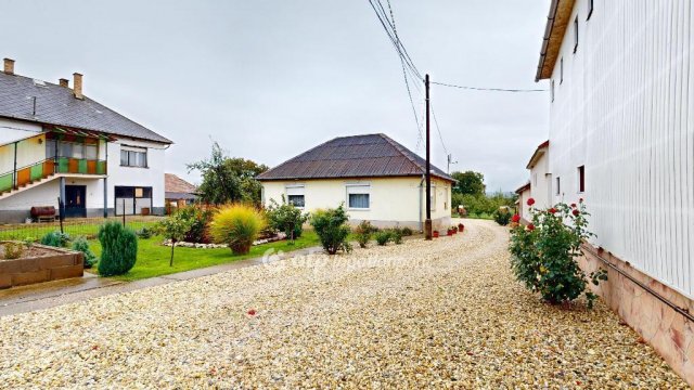 Eladó családi ház, Forrón 26.9 M Ft, 2+2 szobás