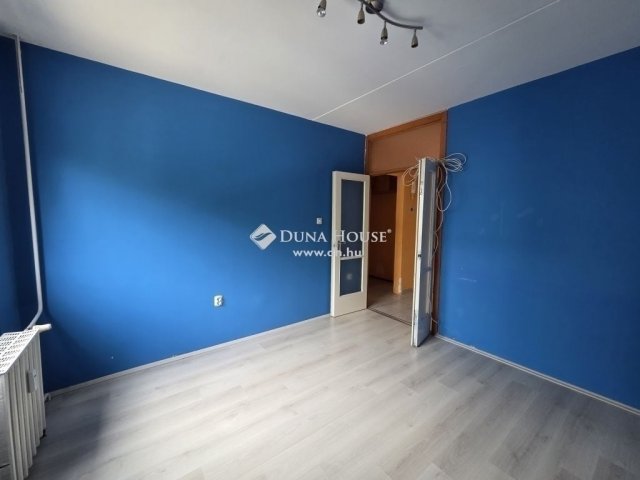 Eladó panellakás, Pécsett 35.75 M Ft, 2 szobás