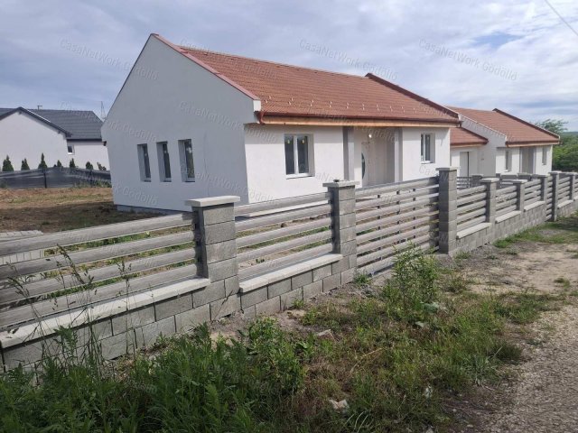 Eladó családi ház, Szadán 99.9 M Ft, 4 szobás