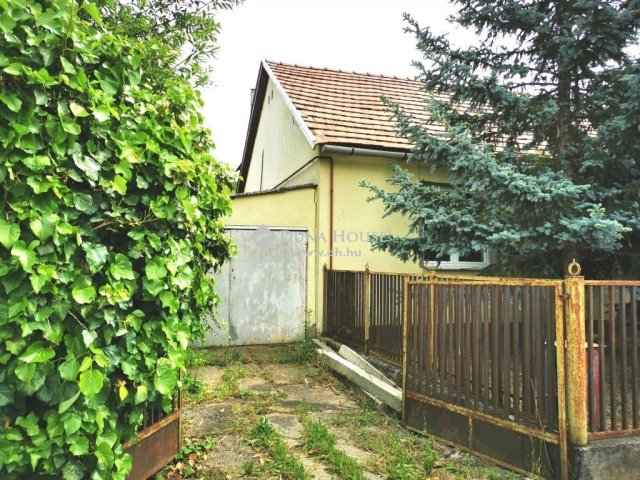Eladó családi ház, Sárisápon 35.9 M Ft, 4 szobás