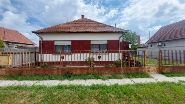 Eladó családi ház, Sarkadon 12 M Ft, 2 szobás