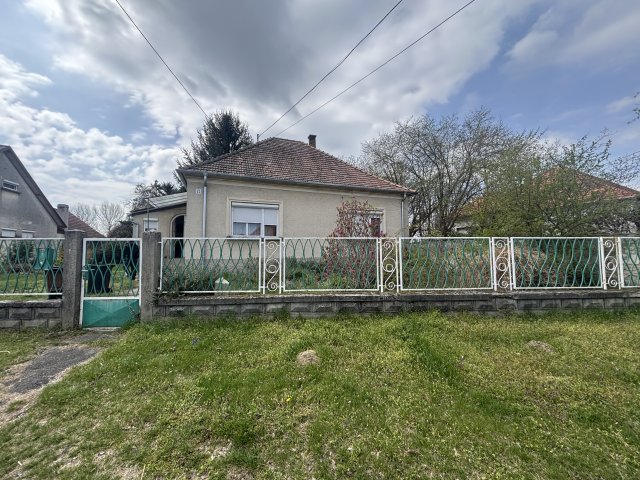 Eladó családi ház, Koroncón 54.9 M Ft, 3 szobás