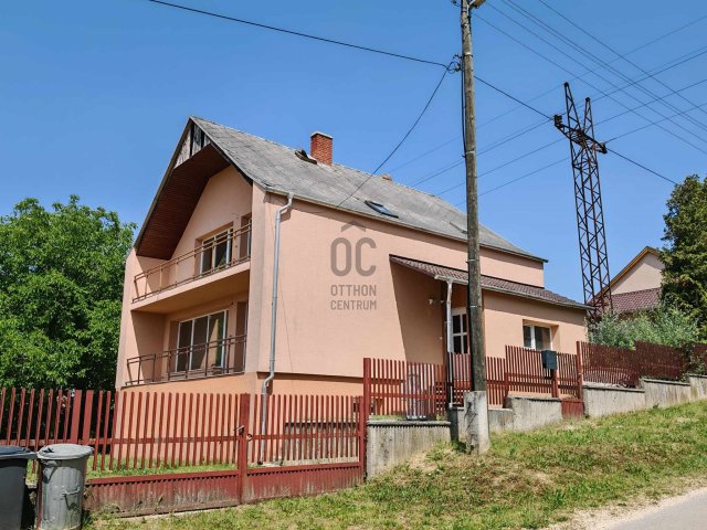 Eladó családi ház, Ajkán 63.9 M Ft, 4 szobás
