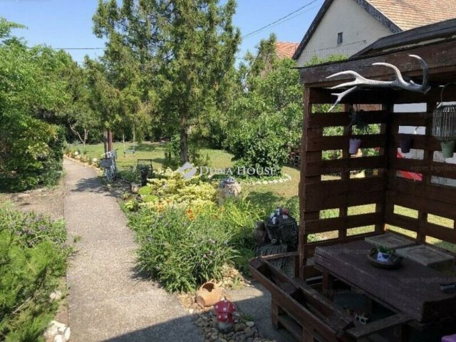 Eladó családi ház, Esztergomban 39.9 M Ft, 2 szobás