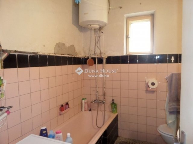 Eladó családi ház, Pécsett 46 M Ft, 4 szobás