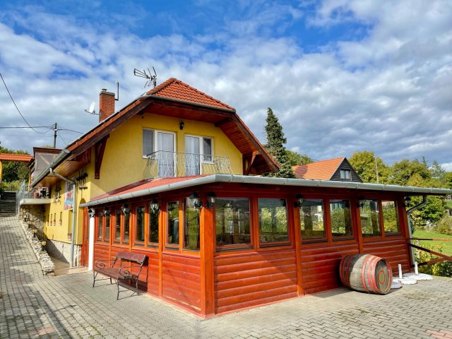 Eladó üzlethelyiség, Hévízen 140 M Ft, 3 szobás