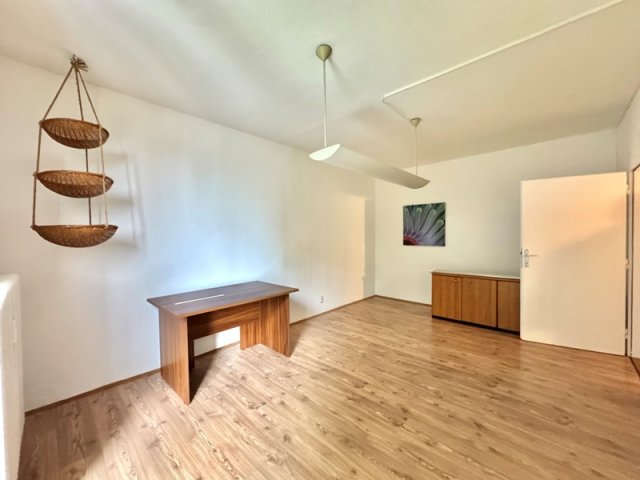 Kiadó panellakás, albérlet, Pécsett 130 E Ft / hó, 2 szobás