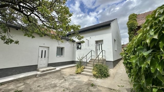 Eladó családi ház, Budapesten, XVIII. kerületben 99.9 M Ft