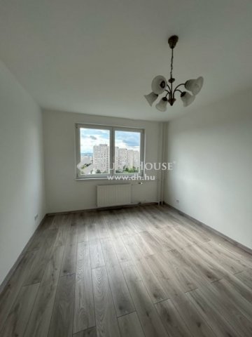 Eladó panellakás, Budapesten, XV. kerületben 63.9 M Ft, 2 szobás