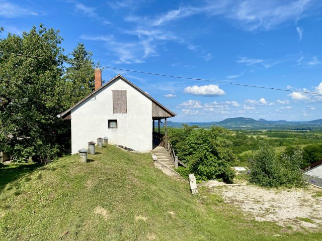 Eladó nyaraló, Lesencefaluban 44.9 M Ft, 2 szobás